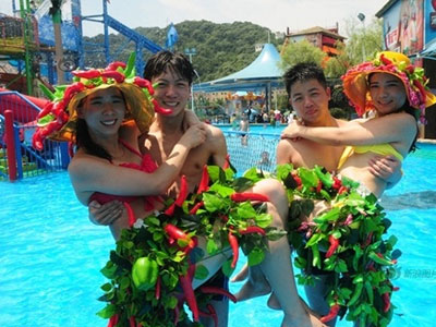 Sinh viên mặc bikini ớt thể hiện tình yêu nóng bỏng