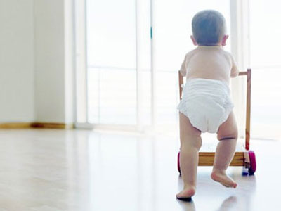 Trẻ gãy xương hàm vì xe tập đi
