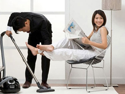 Với bồ, chồng chăm chỉ như người giúp việc