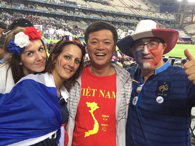 CĐV Việt Nam cuồng nhiệt cổ vũ trận bán kết Euro 2016