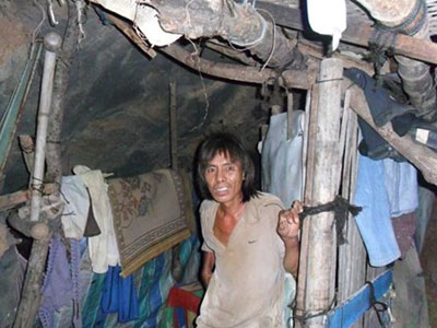 Giận vợ ngoại tình, chồng bỏ nhà đào hang sinh sống