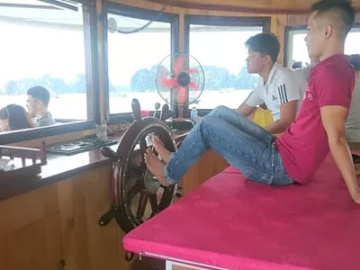 Hành khách hú vía vì lái tàu bằng... chân trên Vịnh Hạ Long