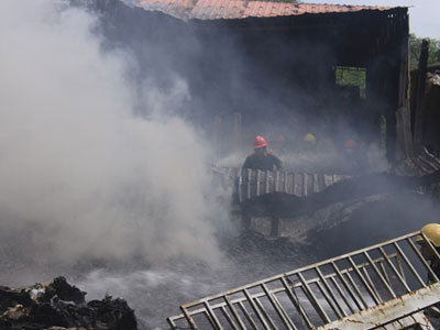 Kho phế liệu bốc cháy, người dân chạy khỏi nhà