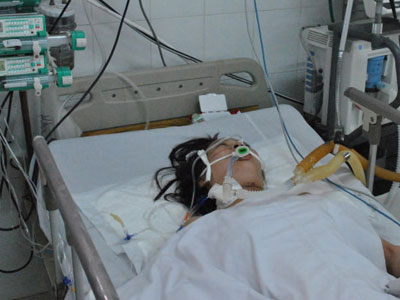 Mẹ cùng hai con nhỏ uống thuốc diệt cỏ tự tử
