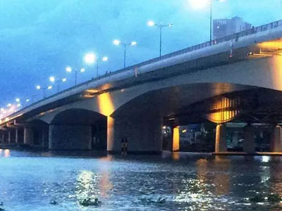 Nhảy cầu tự tử bất thành, nam thanh niên bắt xe ôm lên xin lại đồ