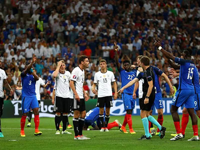 Trọng tài Rizzoli bị tố thổi phạt đền Đức để trả thù cho Italia