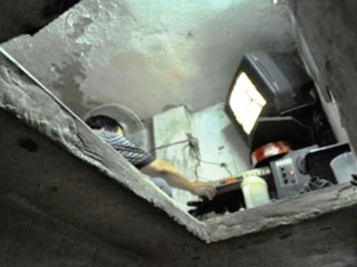 Cuộc sống chật hẹp của người chồng bị vợ bỏ trong căn nhà 5m2 giữa "đất vàng" Hà Nội