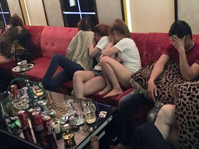 Hàng chục dân chơi Sài Gòn phê ma túy, lăn lóc dưới sàn karaoke