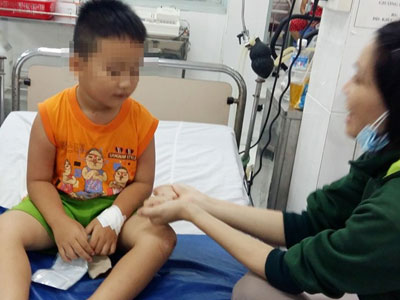 Người mẹ cho hai con uống thuốc độc ở miền Tây đã tử vong