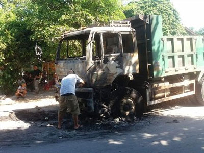 Xe bốc cháy dữ dội, tài xế đạp cửa thoát thân