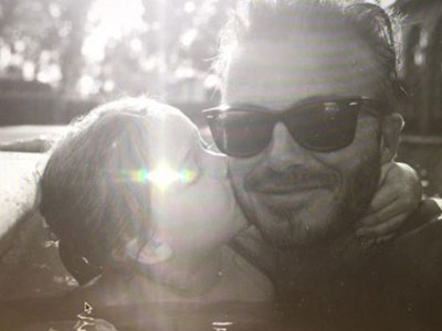 Bé Harper Beckham hôn bố mẹ cực đáng yêu vào dịp sinh nhật 5 tuổi