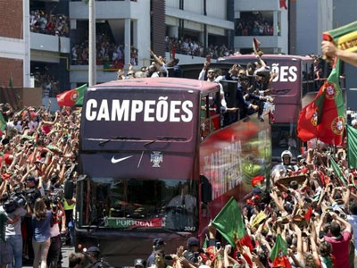 Biển người chào đón Ronaldo và Cúp vô địch EURO 2016