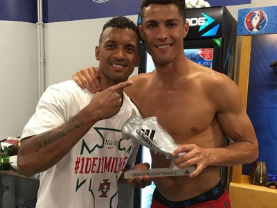 Cristiano Ronaldo tặng Chiếc giày Bạc EURO 2016 cho Nani