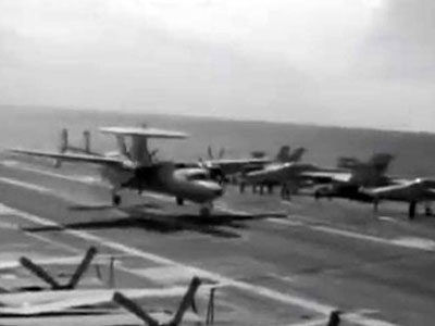 Đứt cáp hãm đà tàu sân bay, máy bay E-2C suýt gây họa lớn