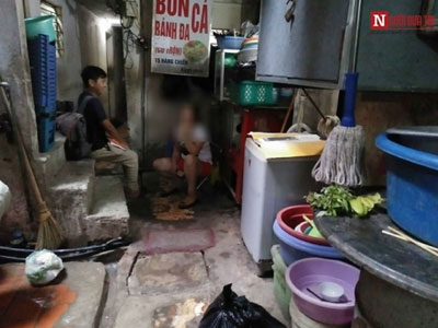 Ngôi nhà 10m2, 10 người ở và chuyện ăn ngủ, đi vệ sinh phải canh giờ
