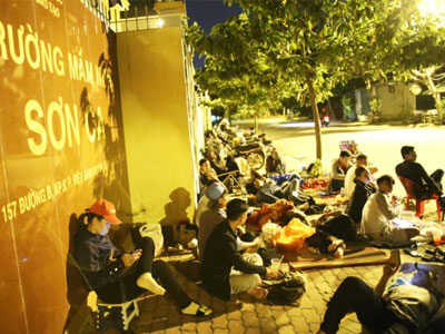 Phụ huynh Sài Gòn trắng đêm xếp hàng xin học mẫu giáo cho con