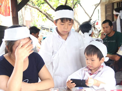 Phút mất người thân ở hồ nước của bé trai 5 tuổi
