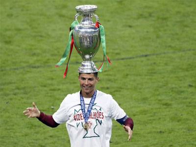 Ronaldo đội Cup lên đầu trong lễ ăn mừng của Bồ Đào Nha