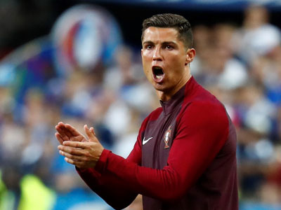 Ronaldo hôn đầu Nani, hò hét chỉ đạo và tiếp lửa đồng đội