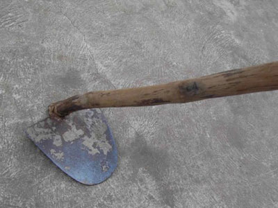 Bố dùng cuốc sát hại con trai