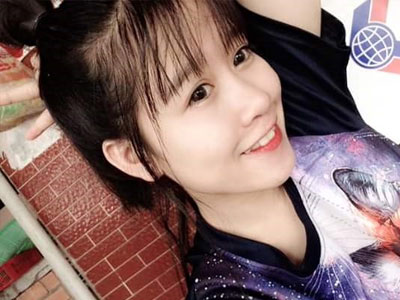 Cặp nữ sinh vừa gõ bút vừa hát "Đếm ngày xa em"