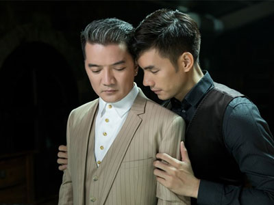 Đàm Vĩnh Hưng quỳ khóc dưới chân Nhan Phúc Vinh trong MV