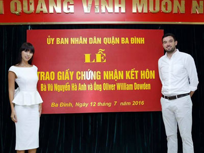 Hà Anh và bạn trai Tây đăng ký kết hôn