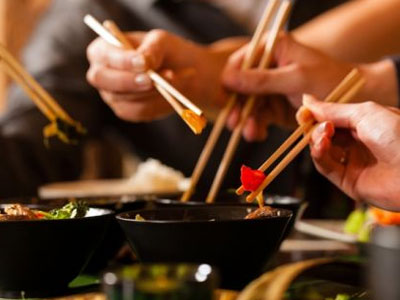 Người Việt ăn uống "chung đụng" dễ nhiễm khuẩn gây ung thư dạ dày