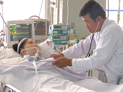 Nữ sinh nguy kịch xin về chờ chết vì bảo hiểm hết hạn