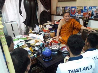 Sư Phra lại làm phép cho đoàn thể thao Thái Lan