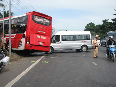 Xe khách lao thẳng vào nhà dân, ít nhất 6 hành khách bị thương