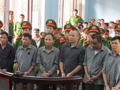 500 người đập phá, 8 người đi tù