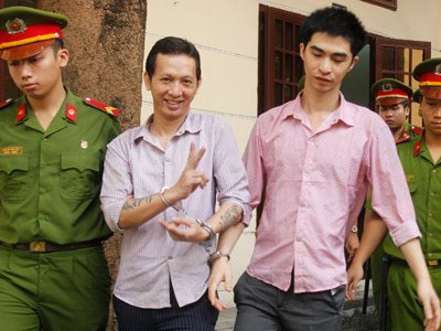 Bị cáo giết người cười rạng rỡ sau khi phiên tòa bị hoãn