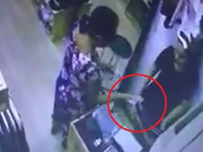 Bị thôi miên, cô gái tự nguyện đưa cả xấp tiền cho người lạ?