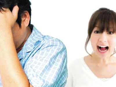 Cánh cửa nhà nghỉ mở ra, vợ trẻ chết lặng