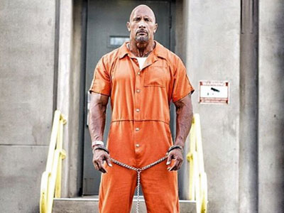 Dwayne "The Rock" Johnson bị xích vào tù trong "Fast 8"