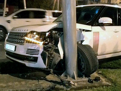 Hà Nội: Xe Range Rover "rụng" bánh sau tai nạn lúc nửa đêm