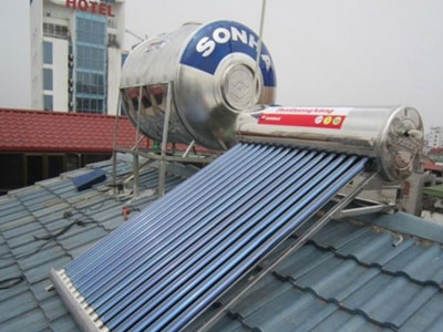Hai cha con chết thảm khi sửa bình nóng lạnh trên mái tôn