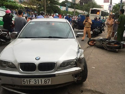 Ôtô BMW húc văng nhiều xe máy ở Sài Gòn