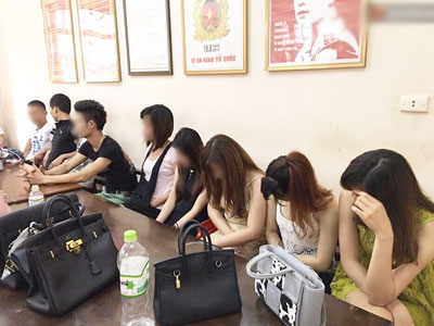 Tạm giữ hơn 20 chân dài ăn mặc mát mẻ làm "dịch vụ" cho quán karaoke