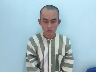 Thấy bạn gái mặc gợi cảm, đòi "mây mưa" không được, kề dao cướp của