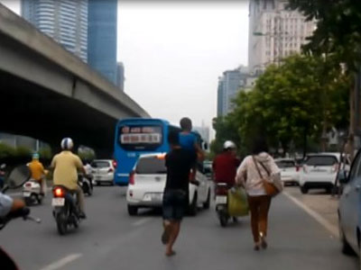 Vác cháu bé, rượt đuổi xe khách trên đường Hà Nội
