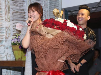 Bó hoa 10 triệu Trấn Thành tặng 2 lần cho Hari Won bị bỏ lại tại địa điểm họp báo