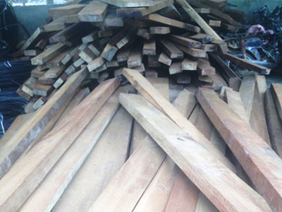 Hàng trăm phách gỗ lậu trong xưởng gỗ của em trai chủ tịch xã
