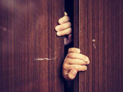 Ngoại tình, bị phát hiện, giấu tình nhân trong rương đến chết ngạt