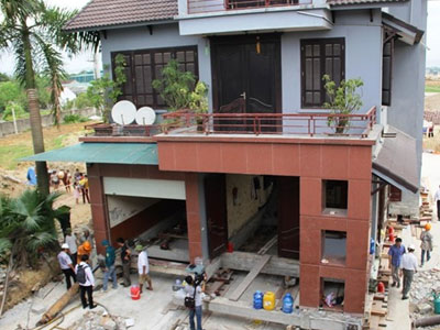 "Thần đèn" ở Nghệ An dời biệt thự 800 tấn