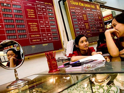 Vay dân 500 tấn vàng: Múa rìu qua mắt thợ?