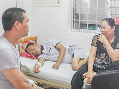 Ăn tôm nhiễm khuẩn, hàng trăm du khách phải cấp cứu