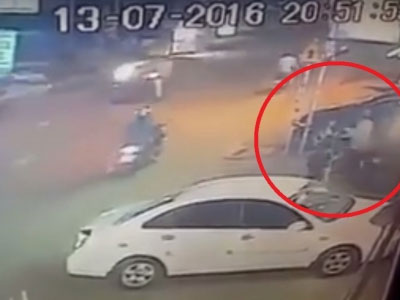Mải chụp ảnh "tự sướng", cô gái bị giật điện thoại ngay trên tay