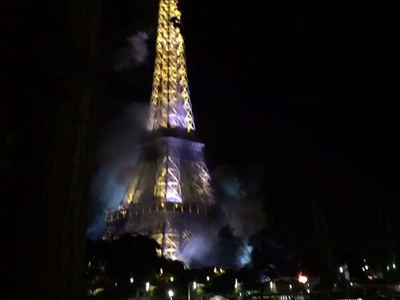Người Paris hoảng hốt vì tháp Eiffel bốc khói mùi mịt